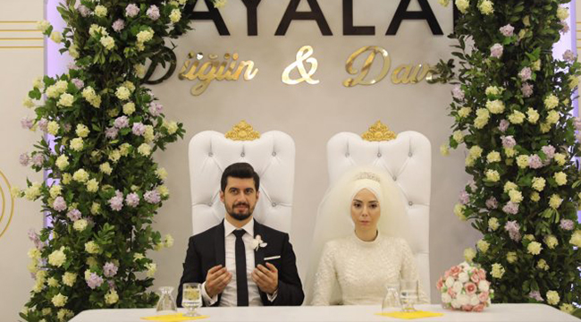 ZEYBEKCİ, GELENLERLE TEK TEK İLGİLENİYOR
