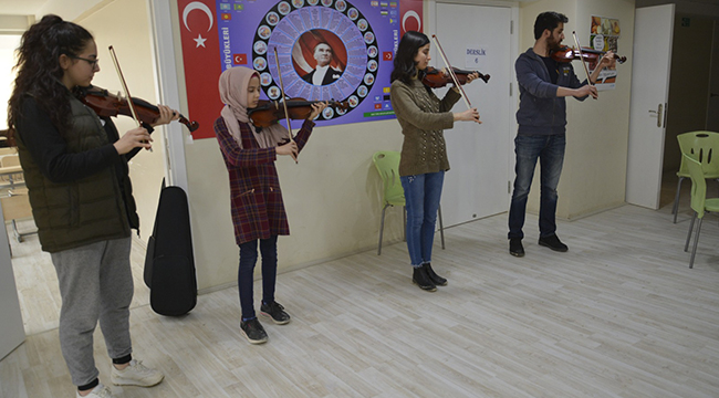 SARAYKÖY’DE AKADEMİK SANAT OKULU HAVASI ESİYOR