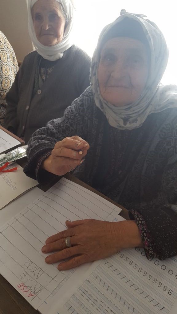 91 YAŞINDA OKUMA-YAZMA ÖĞRENDİ