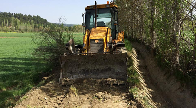 ACIPAYAM’DA DRENAJ VE KANAL TEMİZLİĞİ SÜRÜYOR