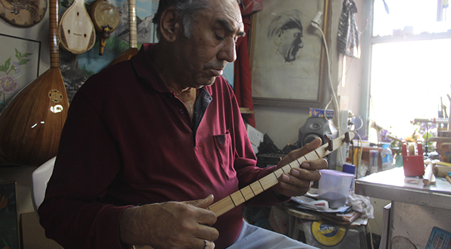 YARIM ASIRDIR ÜÇ TELLİ BAĞLAMA İLE YAŞIYOR