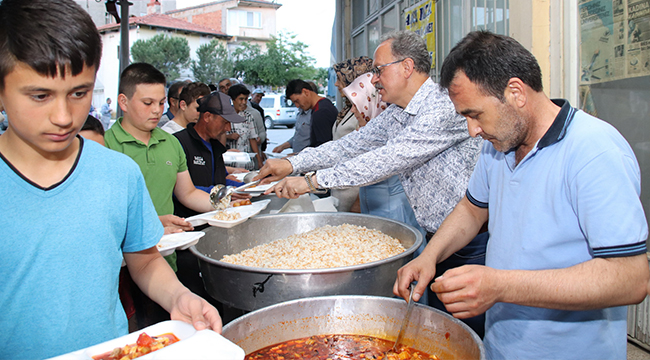 BU SOFRADA HERKES BİR