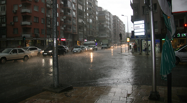 ŞİDDETLİ YAĞIŞ HAYATI OLUMSUZ ETKİLEDİ