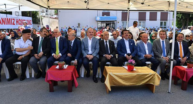 BAKAN ZEYBEKCİ VE VALİ KARAHAN KARNE DAĞITTI
