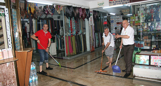 150 DÜKKANIN BULUNDUĞU İŞ HANINI SU BASTI