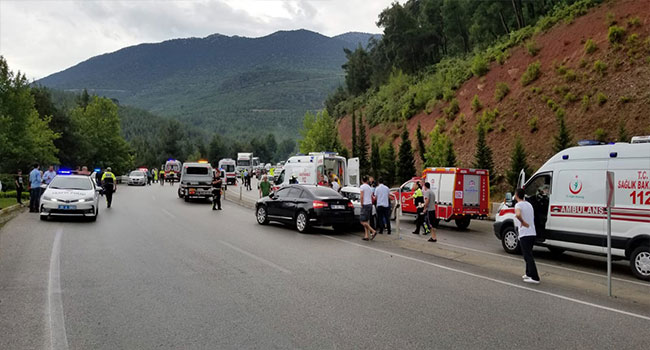 ZİNCİRLEME TRAFİK KAZASI: 1 ÖLÜ, 9 YARALI