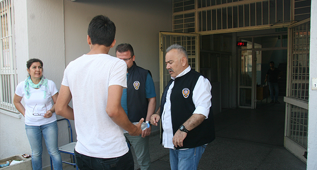 ÜNİVERSİTE ADAYLARI OKULLARA KOŞARAK GELDİ