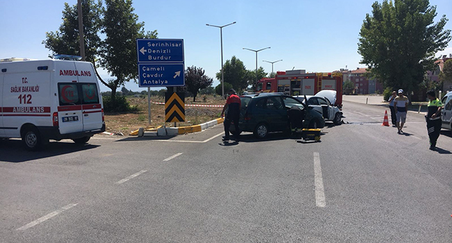 İKİ ARAÇ ÇARPIŞTI 6 YARALI