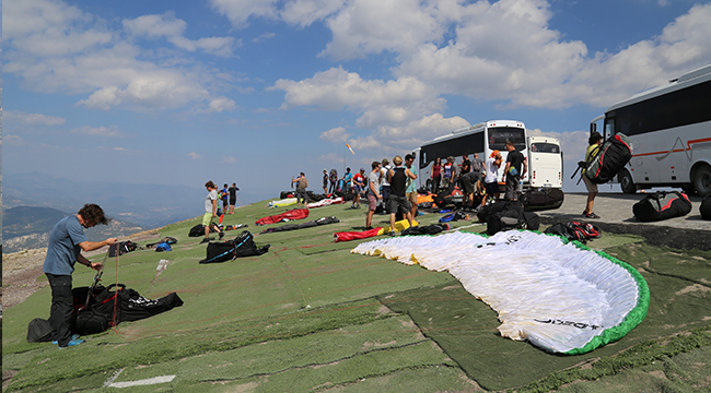 2140 METRE YÜKSEKLİKTEN ATLADILAR