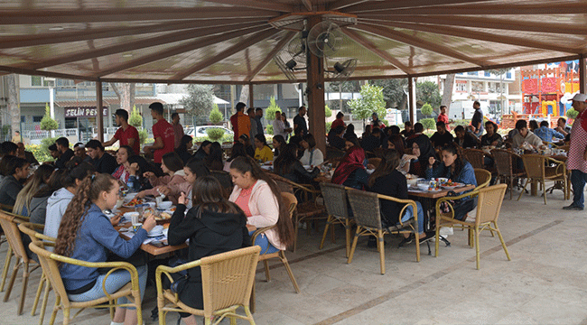 ÖZBAŞ ÜNİVERSİTE ÖĞRENCİLERİ İLE YEMEK YEDİ
