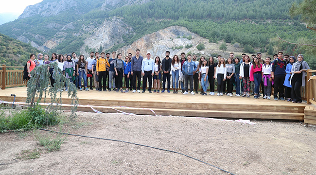 BAŞKAN GÜRLESİN ÖĞRENCİLERLE FİDAN DİKTİ