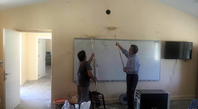 YAZ TATİLİNDE GÖREV YAPTIKLARI OKULU BOYADILAR