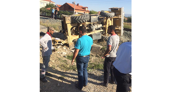 TREN İŞ MAKİNESİNE ÇARPIŞTI: 1 YARALI