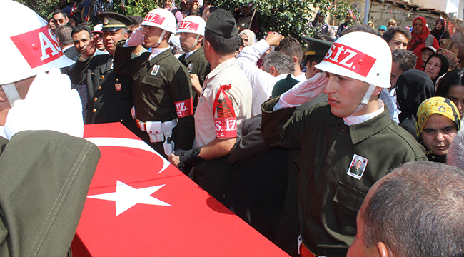 ŞEHİT YAKINLARI BİRBİRLERİNİ TESELLİ ETTİ