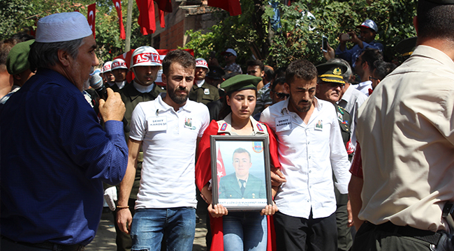 ŞEHİT YAKINLARI BİRBİRLERİNİ TESELLİ ETTİ