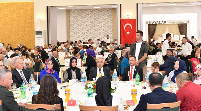 VALi KARAHAN, GAZi ve AiLELERiNi AĞIRLADI