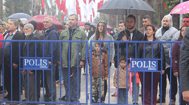 DENİZLİ'DE 29 EKİM YAĞMUR ALTINDA KUTLANDI