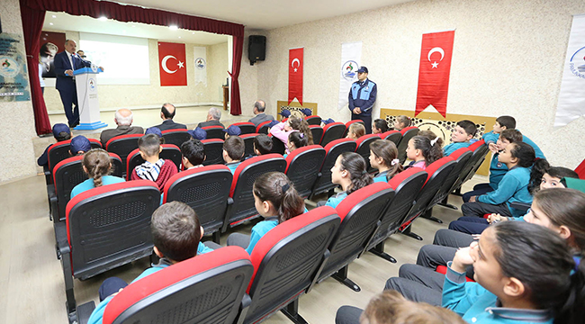 ÖĞRENCİLERE BİLİNÇLİ TÜKETİCİ DERSİ VERDİLER
