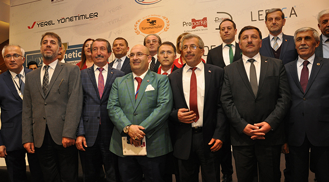 BAŞKAN GÜLBAY ÖDÜLÜNÜ TÖRENLE ALDI