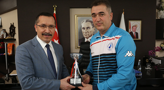 KUPALARINI REKTÖR BAĞ’A HEDİYE ETTİLER