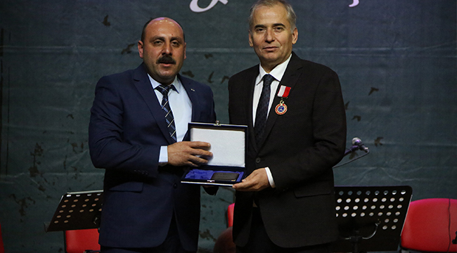 BÜYÜKŞEHİR ÖDÜLE DOYMUYOR