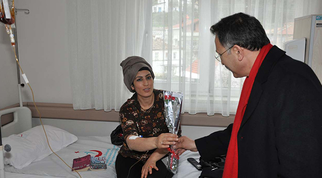 GÜLBAY HASTANEDE YATAN KADINLARI UNUTMADI