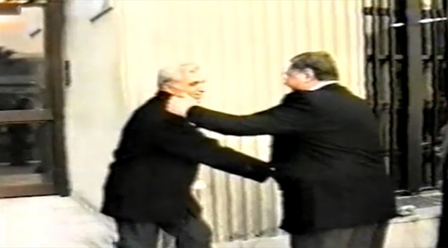 SİYASETTE HERKESİ ÖPEREK YENİ AKIM BAŞLATMIŞTI