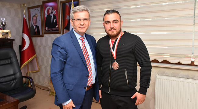ENGELLİ HALTERCİ HAKAN, MADALYAYI ŞEVKAN'A GETİRDİ