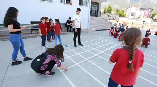 PROJE GENÇLERİ VE ÇOCUKLARI BİR ARAYA GETİRDİ