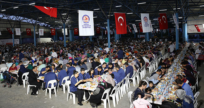 BÜYÜKŞEHİR’İN GÖNÜL SOFRASI FATİH’E KURULDU