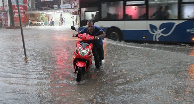 150 DÜKKANIN BULUNDUĞU İŞ HANINI SU BASTI