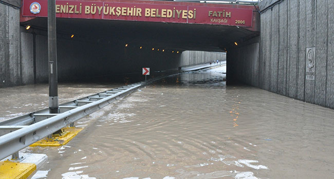 SAĞANAK YAĞMURDAN BAZI ALT GEÇİTLERİ SU BASTI