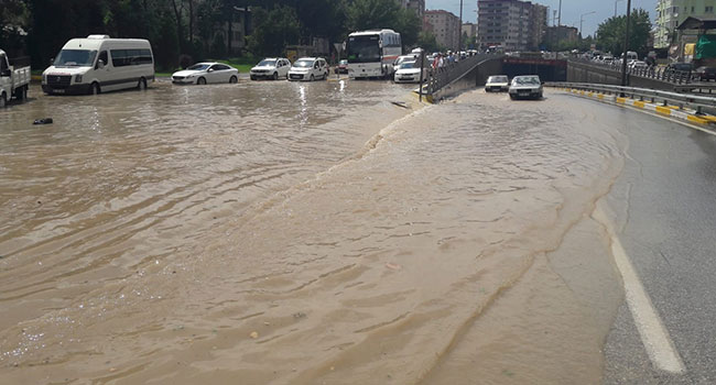 SAĞANAK YAĞMURDAN BAZI ALT GEÇİTLERİ SU BASTI