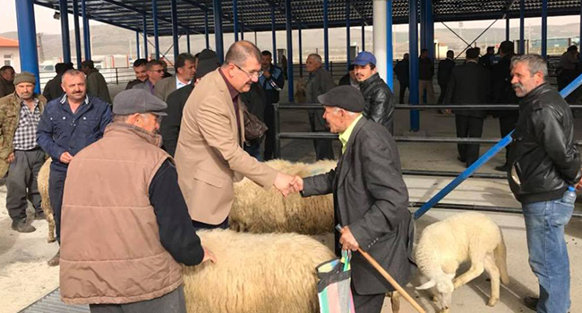 ÇİVRİL HAYVAN PAZAR YERİ KURBANA HAZIR