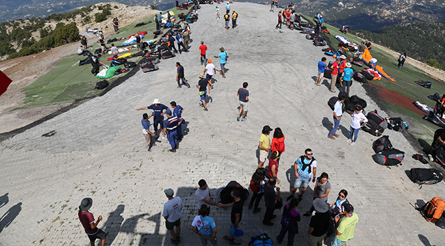 2140 METRE YÜKSEKLİKTEN ATLADILAR