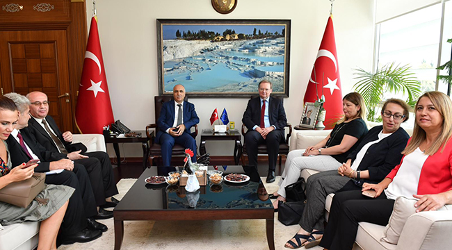 ÖNCE KARAHAN’I ZİYARET ETTİ SONRA SERGİYİ