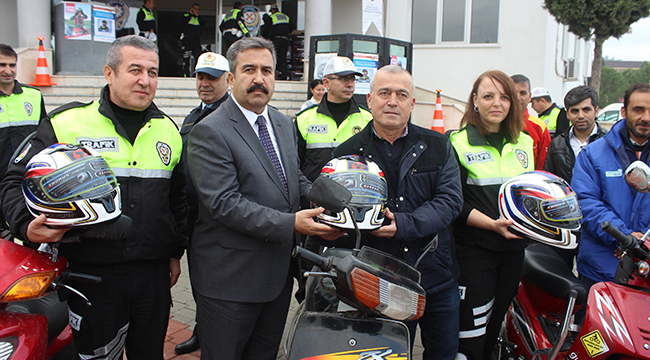 EMNİYETTEN MOTOSİKLET SÜRÜCÜLERİNE HEDİYE KASK