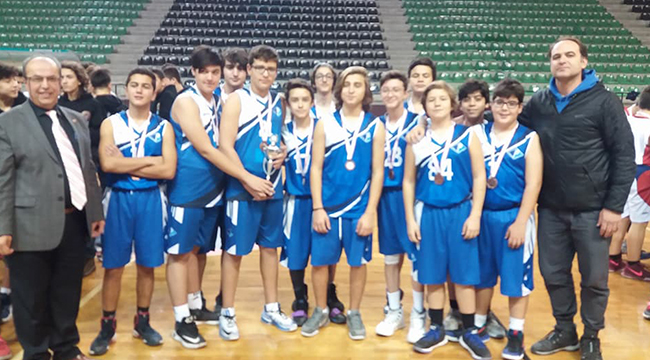 BASKETBOLDA YILDIZLAR KUPALARINI ALDI