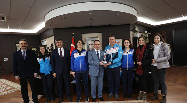 KUPALARINI REKTÖR BAĞ’A HEDİYE ETTİLER