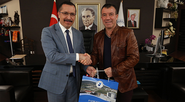KUPALARINI REKTÖR BAĞ’A HEDİYE ETTİLER