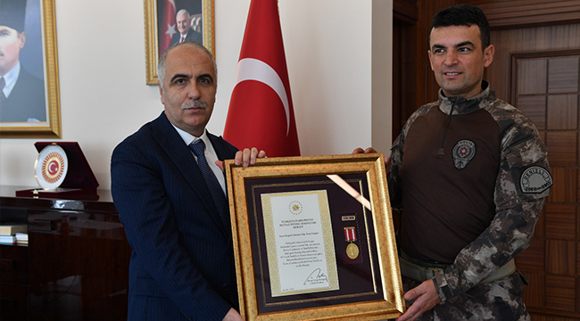 ÖVÜNÇ MADALYALARINI VALİ KARAHAN VERDİ