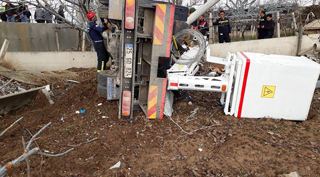 ÇİVRİL-UŞAK YOLUNDA KAZA:1ÖLÜ 1 YARALI