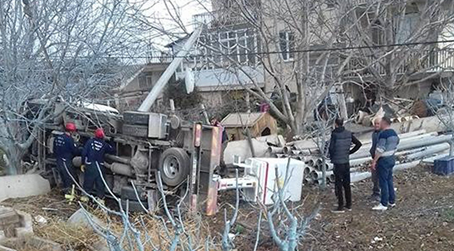 ÇİVRİL-UŞAK YOLUNDA KAZA:1ÖLÜ 1 YARALI