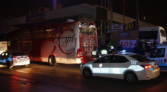 ANTALYASPOR OTOBÜSÜNÜ TAŞLAYANLAR YAKALANDI