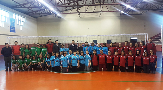 ÇAL’DA VOLEYBOL MÜSABAKALARI BAŞLADI