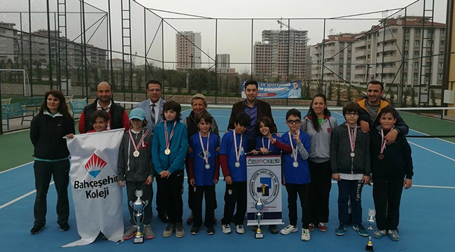 OKUL SPORLARINDA KÜÇÜK RAKETLER YARIŞTI