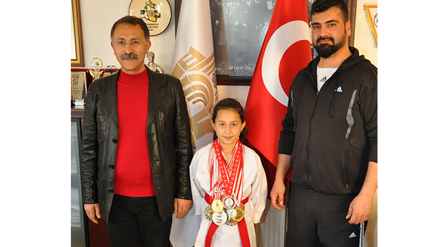 KARATECİ MELİSA MADALYAYA DOYMUYOR