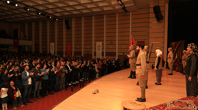 DENİZLİLİLER OYUN SONUNDA AYAKTA ALKIŞLADI