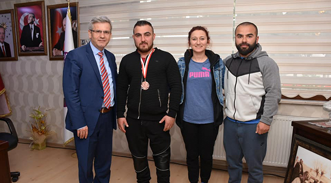 ENGELLİ HALTERCİ HAKAN, MADALYAYI ŞEVKAN'A GETİRDİ