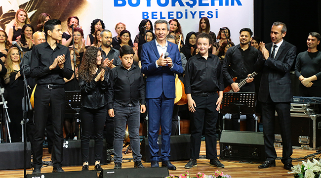 BÜYÜKŞEHİR THM KOROSU MEHMETÇİK TÜRKÜLERİ SÖYLEDİ